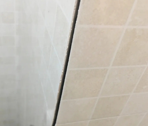 建宁瓷砖空鼓维修公司分享阳台瓷砖脱落的修复过程可以分为以下几个步骤