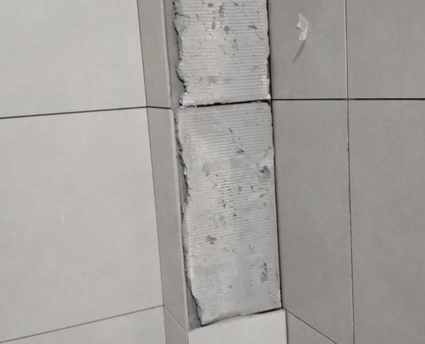 建宁瓷砖空鼓维修公司分享下瓷砖施工前基层浇水润湿程度不足，可能导致以下问题