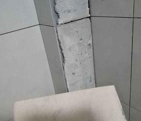 建宁瓷砖空鼓维修公司分享下厨房瓷砖脱落的补救措施。